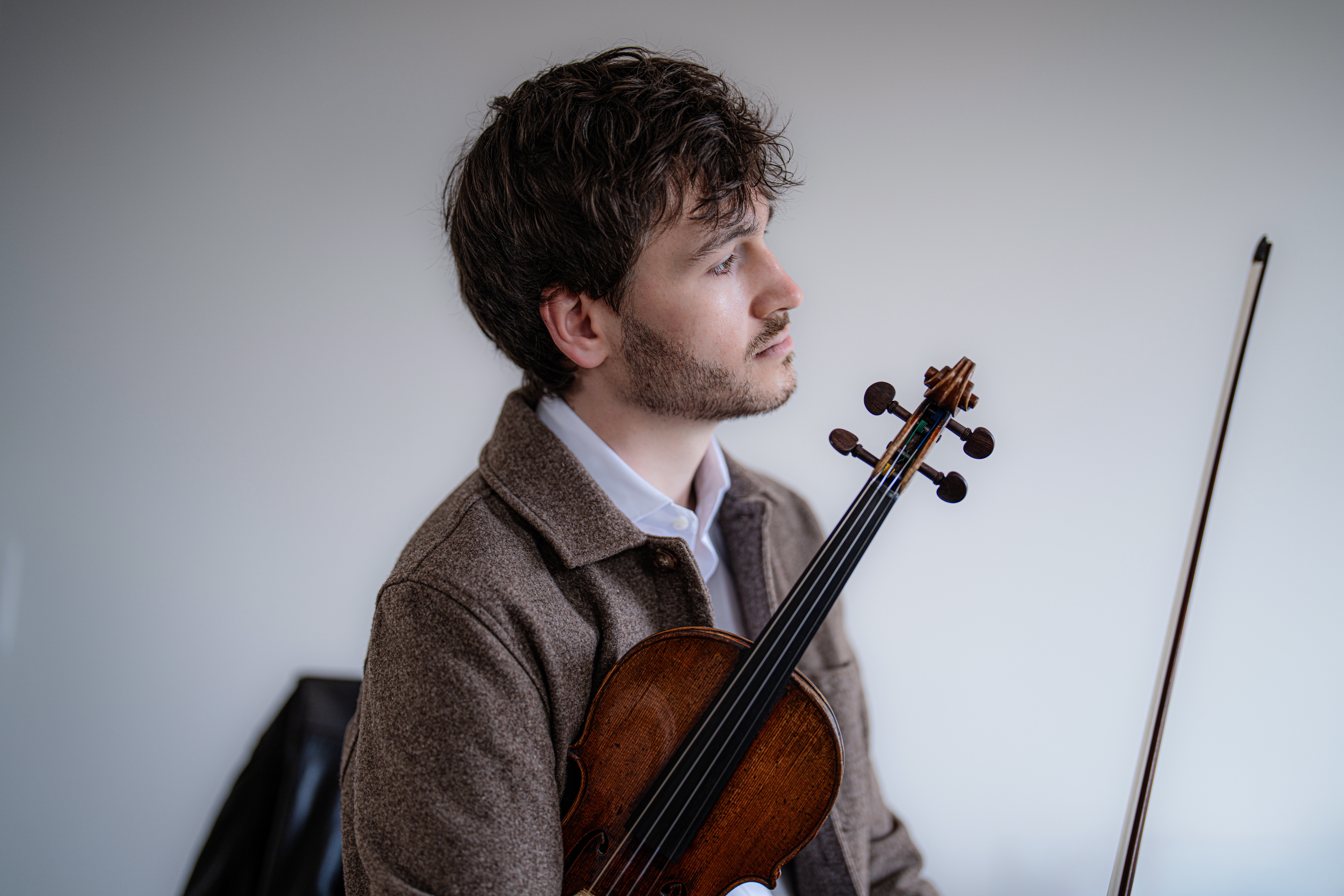 Vassily Chmykov, violoniste français — portrait avec violon