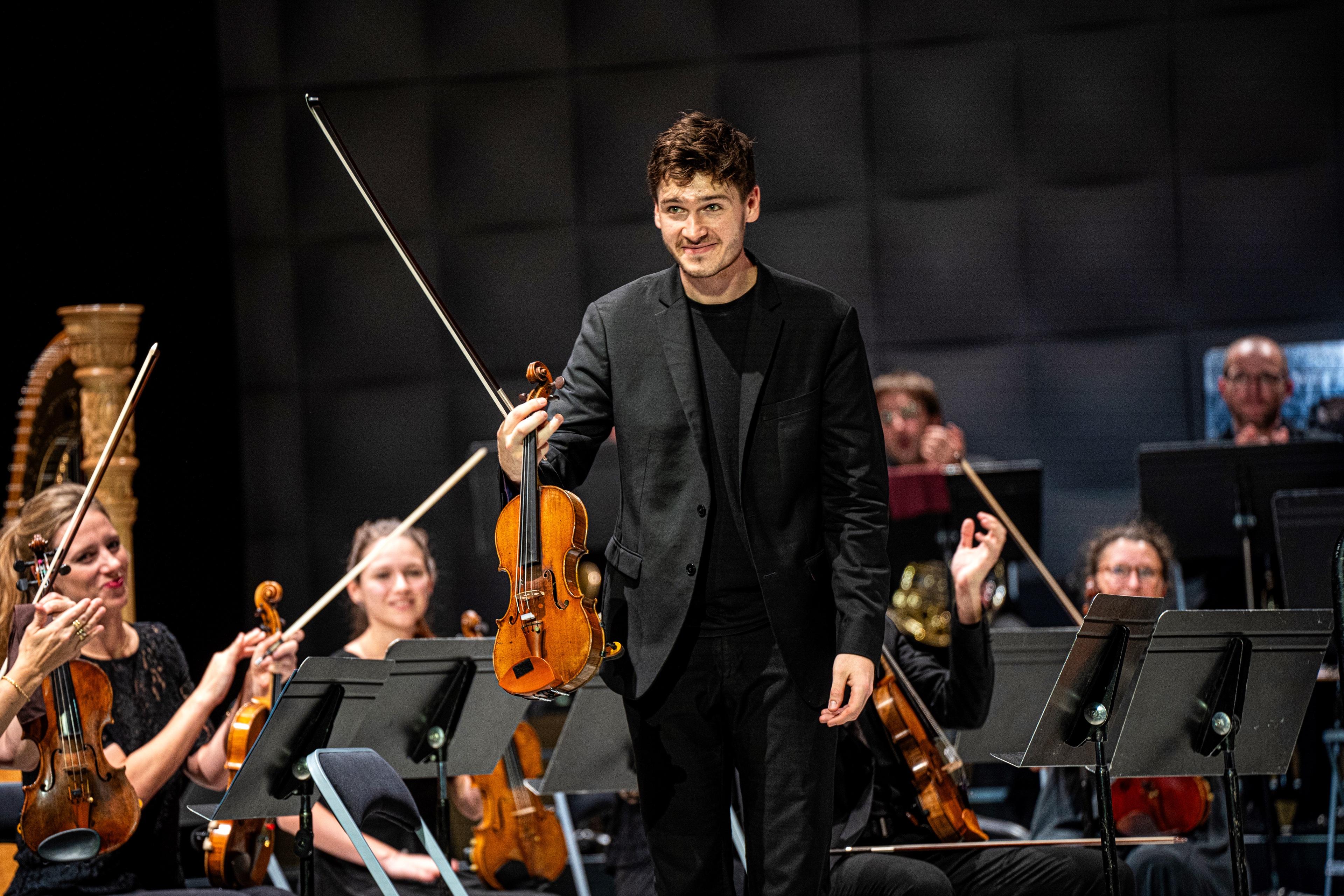 Vassily Chmykov sur scène — récital de violon